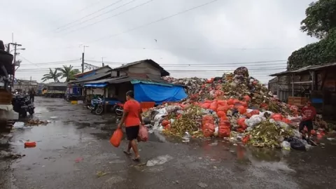 Sampah Menggunung di Pasar Kemiri Muka, DLHK Depok Curiga Ada Kiriman dari Luar - GenPI.co JABAR