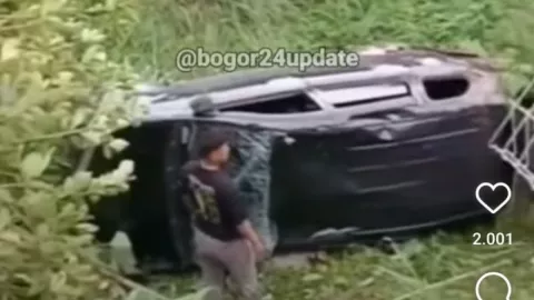 Tak Kuat Menanjak, Mobil di Bogor Masuk Jurang Sedalam 6 Meter - GenPI.co JABAR