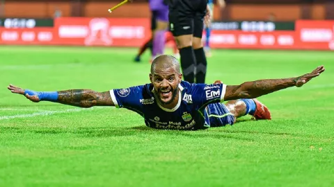 Striker Haus Gol Persib Bandung Cedera, Semoga Tak Serius - GenPI.co JABAR