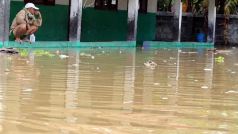 Karawang Banjir, Sejumlah Ruas Jalan dan Perkampungan Tergenangi - GenPI.co JABAR