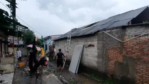 Bekasi Diterjang Angin Puting Beliung, 121 Rumah di Tiga Desa Rusak - GenPI.co JABAR
