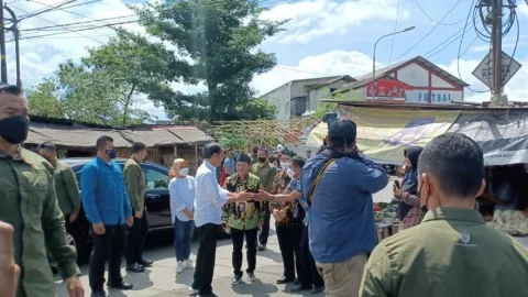 Jokowi Temukan Harga Cabai yang Melejit di Pasar Baleendah Bandung - GenPI.co JABAR