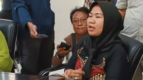 Guru Dipecat Usai Kritik Ridwan Kamil, Yayasan: 2 Kali Dapat SP - GenPI.co JABAR