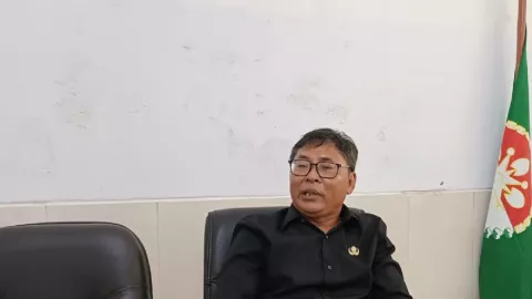 Guru Pengkritik Ridwan Kamil Masih Bisa Mengajar, Kariernya Selamat - GenPI.co JABAR
