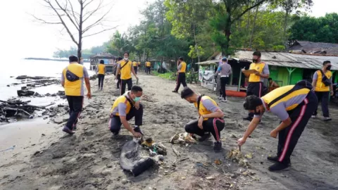 Kurangi Sampah Laut, Polres Batang Bersihkan Pantai Sigandu - GenPI.co JATENG