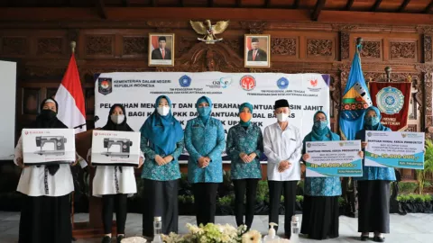 Dapat Mesin Jahit dan Pelatihan, IRT di Kudus Dituntut Usaha - GenPI.co JATENG