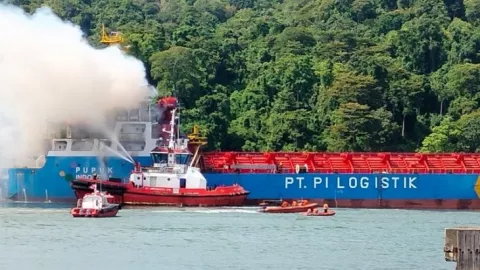 Kapal Pupuk Terbakar di Cilacap, Angkut 27 ABK - GenPI.co JATENG