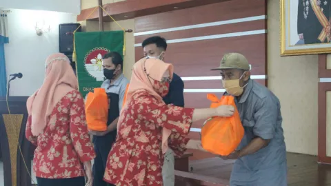 Bantu Masyarakat Kurang Mampu, DWP Jateng Beri Sembako - GenPI.co JATENG