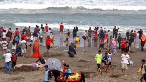 Menikmati Keindahan Pantai Suwuk di Kebumen, Bosan Hilang - GenPI.co JATENG