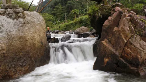 Asyiknya Bermain Air di Sungai Desa Rahtawu, Jernih dan Segar - GenPI.co JATENG