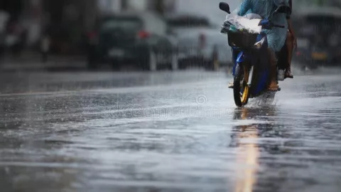 7 Tips Berkendara Aman saat Hujan, Jalan Pelan dan Jaga Jarak - GenPI.co JATENG