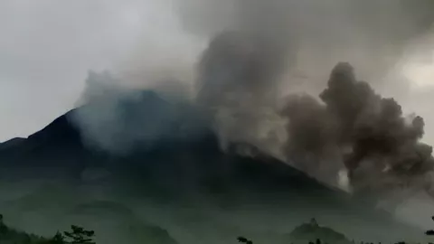 Gunung Merapi Semburkan 3 Kali Awan Panas, Tetap Waspada - GenPI.co JATENG