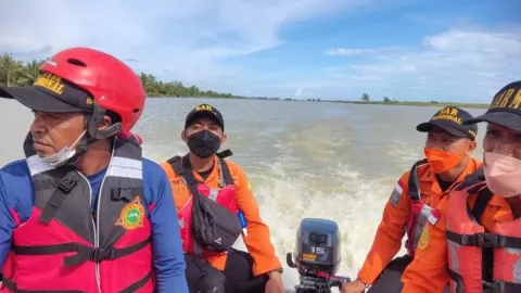 Regu Basarnas Cilacap Diterjukan Cari Bocah Tenggelam di Kebumen - GenPI.co JATENG