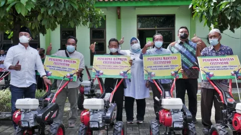 Petani Sragen Terima Bantuan Cultivator, Bupati: Dirawat Baik - GenPI.co JATENG