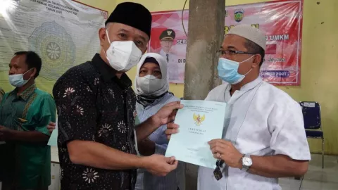 UMKM Jepara Dapat Sertifikat Tanah, Bupati: Jangan Beli Perhiasan - GenPI.co JATENG