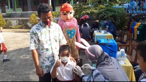 Biar Anak Mau Divaksin, Petugas di Karimunjawa Rela Jadi Badut - GenPI.co JATENG