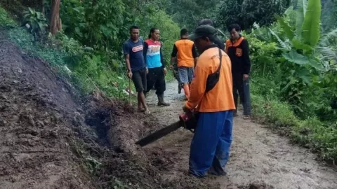 Hujan Lebat di Kudus Picu Longsor dan Pohon Tumbang di 2 Desa - GenPI.co JATENG