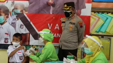 Sip! Tak Cuma Kodim, Polres Ikut Bantu Vaksin Anak di Temanggung - GenPI.co JATENG
