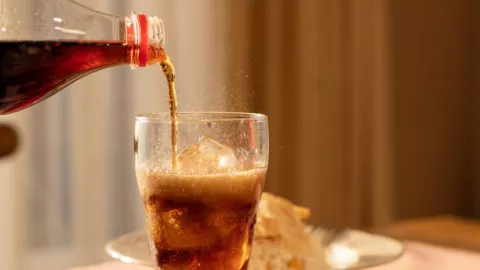 Anda Penggemar Soda? Hati-Hati, Ini Bahaya Minum Soda Setiap Hari - GenPI.co JATENG