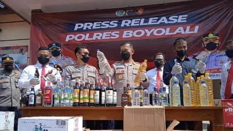 Operasi Cipta Kondisi, Polres Boyolali Sita Ribuan Botol Miras - GenPI.co JATENG