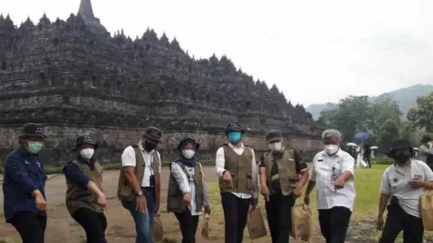 Naik ke Candi Borobudur, Pengunjung Wajib Pakai Sandal Upanat - GenPI.co JATENG