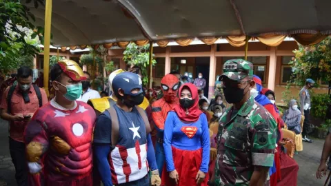 Pahlawan Super Temani Anak-anak Sekolah di Jepara Vaksinasi - GenPI.co JATENG