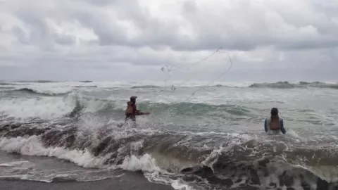Waspada! Gelombang Tinggi 6 M di Samudra Hindia Selatan Jabar-DIY - GenPI.co JATENG