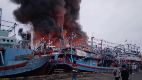 Astaga! 13 Kapal di Pelabuhan Tegal Terbakar, Semoga Segera Padam - GenPI.co JATENG
