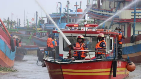 Pascakebakaran Kapal di Tegal, Tim Maritim Juwana Lakukan Ini - GenPI.co JATENG