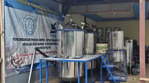 Mantap! UNS Solo Dampingi Petani Pacitan Olah Kunyit Jadi Atsiri - GenPI.co JATENG