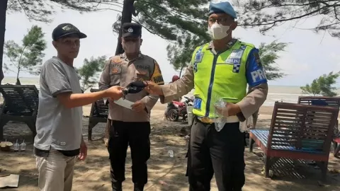 Cegah Omicron, Pengunjung Pantai Jodo Batang Diminta Patuh Prokes - GenPI.co JATENG