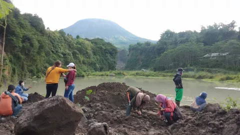 Top! Warga Hijaukan Tebing Sungai Bebeng Antisipasi Erupsi Merapi - GenPI.co JATENG