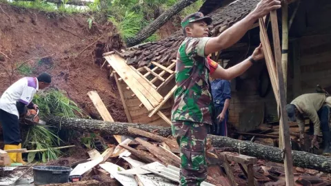 1 Rumah Rusak Akibat Longsor di Karangtengah Wonogiri - GenPI.co JATENG