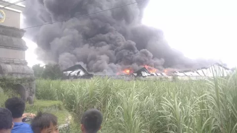 Suplai Air Minim Hambat Pemadaman Kebakaran Pabrik Plastik Pati - GenPI.co JATENG
