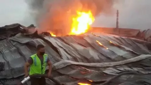 Kondisi Terkini Kebakaran Pabrik Plastik di Pati, Api Muncul Lagi - GenPI.co JATENG
