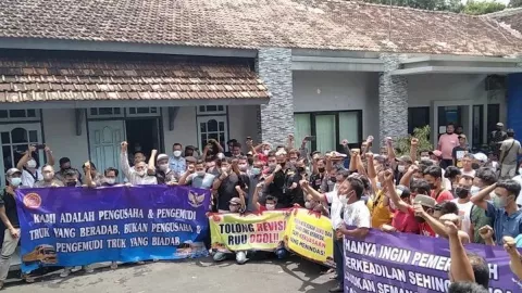 Ogah Menganggur, Ratusan Sopir Truk Demo Tolak Larangan ODOL - GenPI.co JATENG