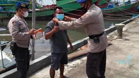 Top! Satpolairud Bagi-Bagi Masker Gratis di TPI Kota Pekalongan - GenPI.co JATENG