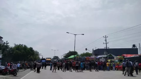 Protes Soal Ini, Sopir Truk Blok Jalur Lingkar Selatan Kudus - GenPI.co JATENG