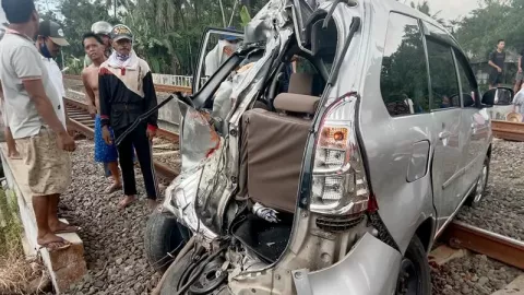 Astaga! Mobil Tertabrak KA Bangunkarta, 2 Orang Meninggal Dunia - GenPI.co JATENG