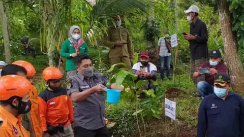 Keren! 5.000 Bibit Pohon Ditanam di Lereng Gunung Andong - GenPI.co JATENG