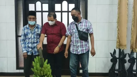 Mbah Sanan Temui Bupati Semarang Bawa Setandan Pisang, Ada Apa? - GenPI.co JATENG