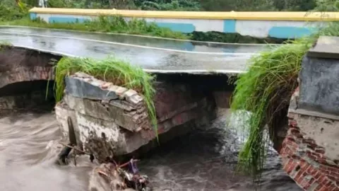 Jembatan Kadirejo Klaten Rusak, Motor dan Mobil Dilarang Lewat - GenPI.co JATENG