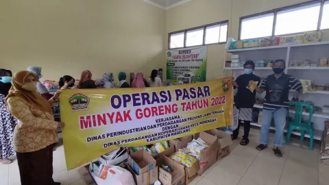 Magelang Rutin Operasi Pasar Demi Turunkan Harga Minyak Goreng - GenPI.co JATENG