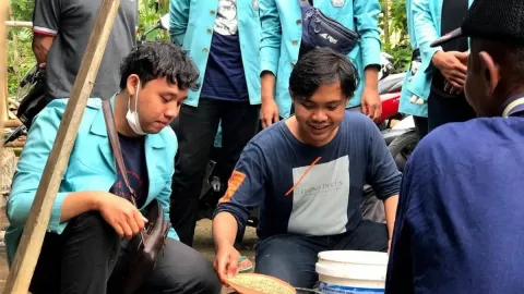 UNS Solo Ajak Petani Paranggupito Lestarikan Benih Padi Slegreng - GenPI.co JATENG