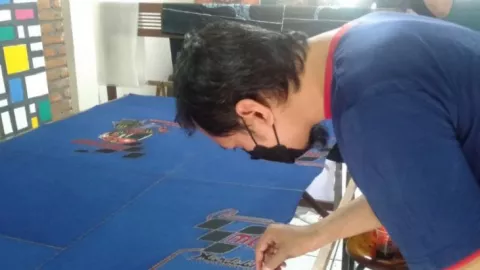 Keren! Wong Solo Libatkan Tuna Rungu Bikin Batik Mandalika - GenPI.co JATENG