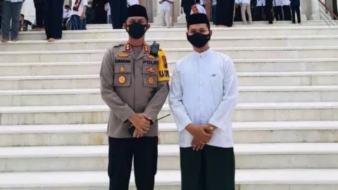 Ini Sosok Polisi Viral yang Jadi Muazin Masjid Agung Karanganyar - GenPI.co JATENG