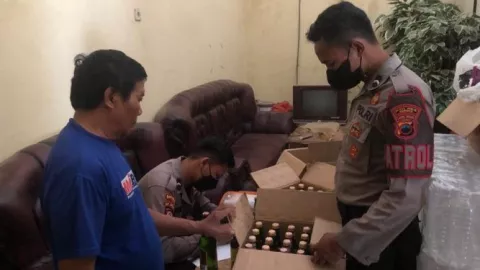 Jos Pak Polisi! Polres Brebes Amankan 85 Botol Miras Ilegal - GenPI.co JATENG