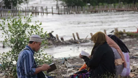 Haru! Warga Pesisir Semarang Ini Nyadran ke Makam yang Tenggelam - GenPI.co JATENG