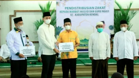 Guru Mengaji dan Marbut Masjid di Kendal Terima Insentif - GenPI.co JATENG