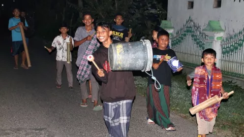 Meski Punya Ponsel, Remaja Blora Bangunkan Sahur Pakai Kentongan - GenPI.co JATENG